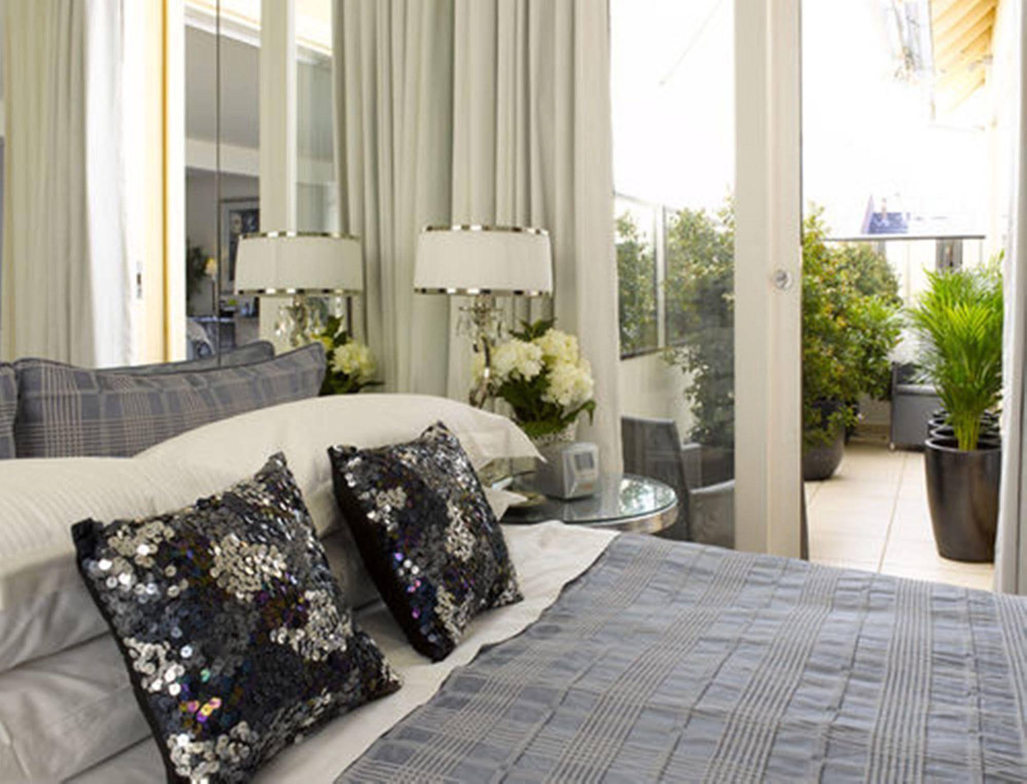 Andre'S Mews Aparthotel Melbourne Exterior photo